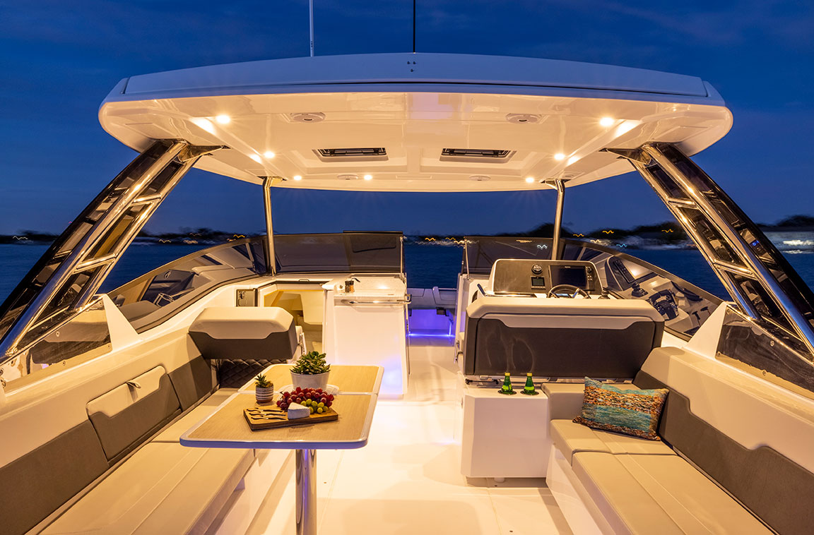AQUILA-32-SPORT-POWER-CATAMARAN-01