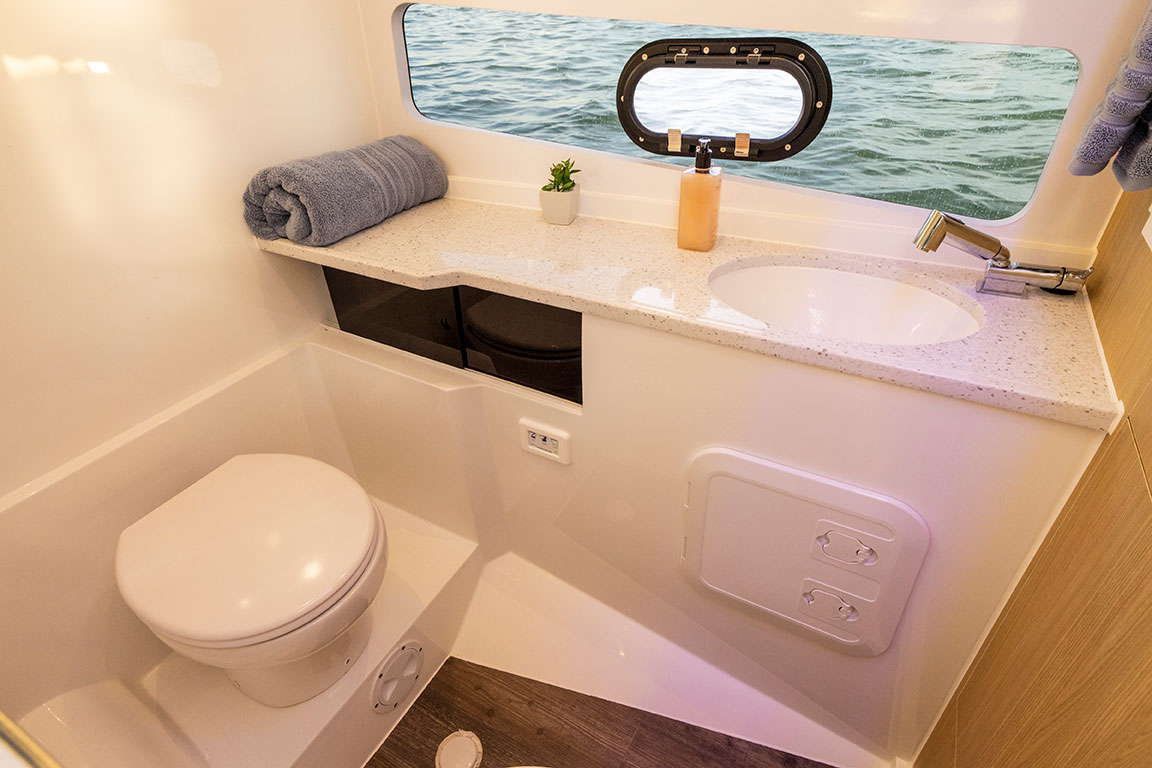 AQUILA-32-SPORT-POWER-CATAMARAN-02