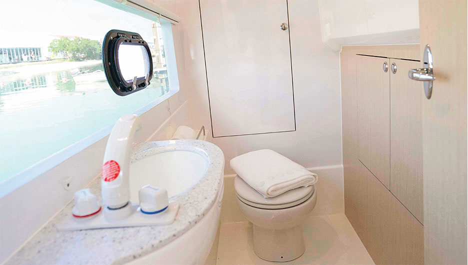 AQUILA36-SPORT-POWER-CATAMARAN-6
